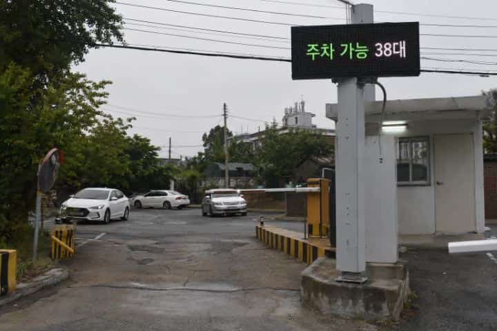 한국 주차장 진입로 기둥에 설치된 주차 가능 대수 표시 LED 전광판