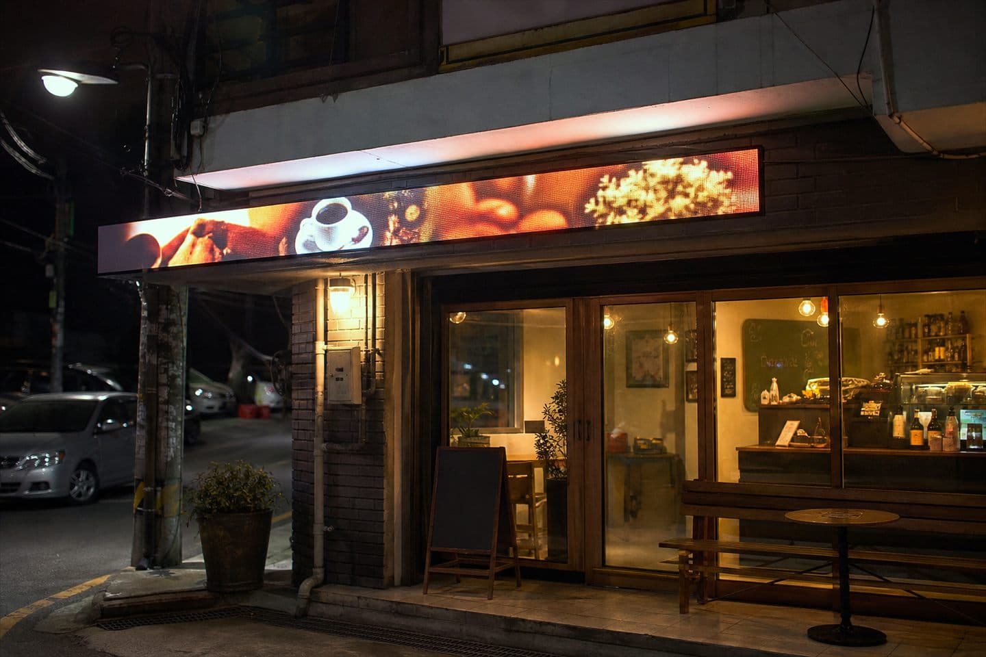 음식점 카운터 위에 설치된 디지털 메뉴 화면