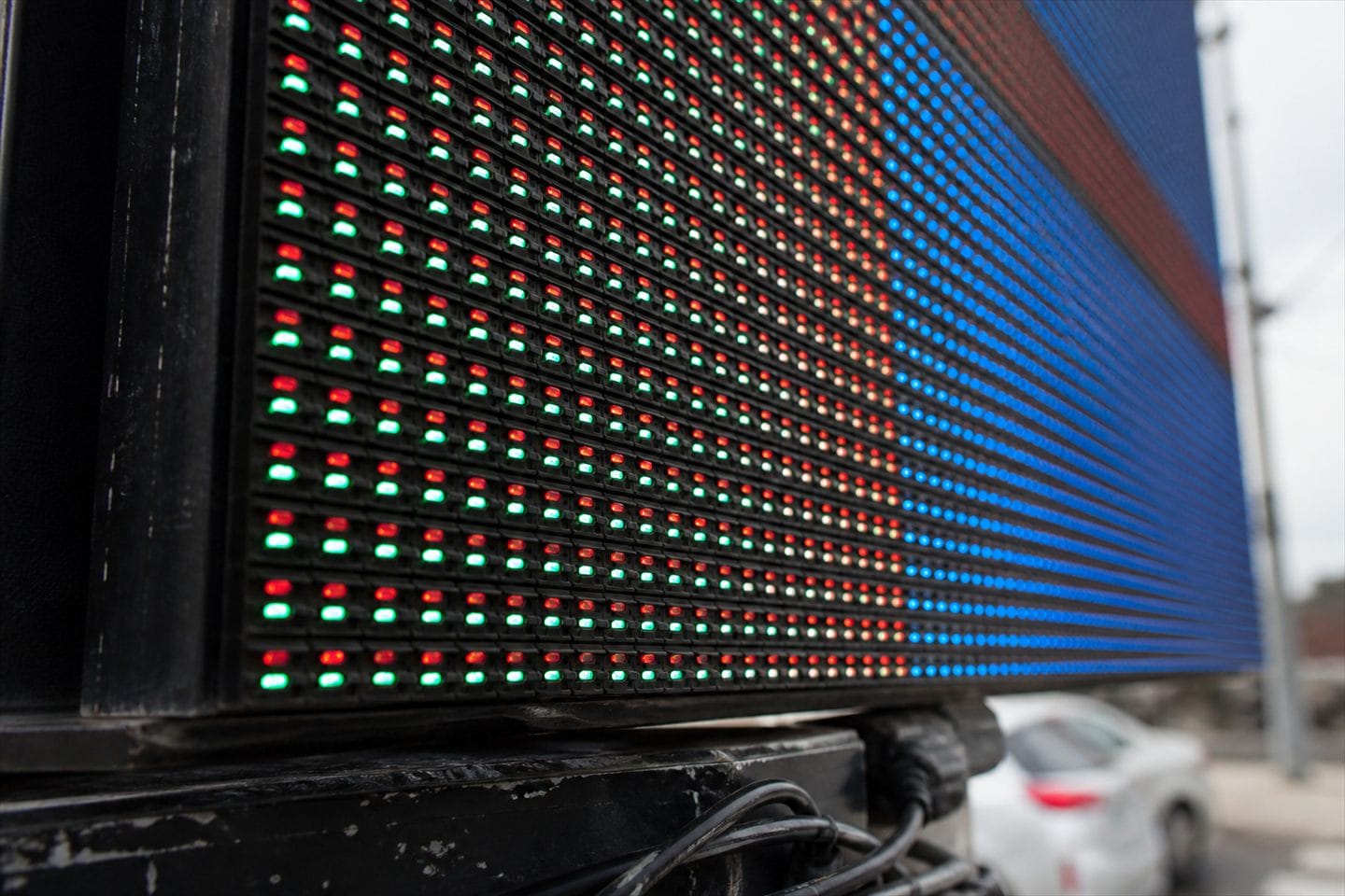 LED 모듈 표면의 적·녹·청 발광 소자를 확대한 매크로 촬영