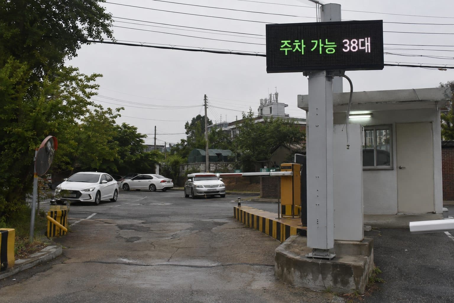 한국 주차장 진입로 기둥에 설치된 주차 가능 대수 표시 LED 전광판